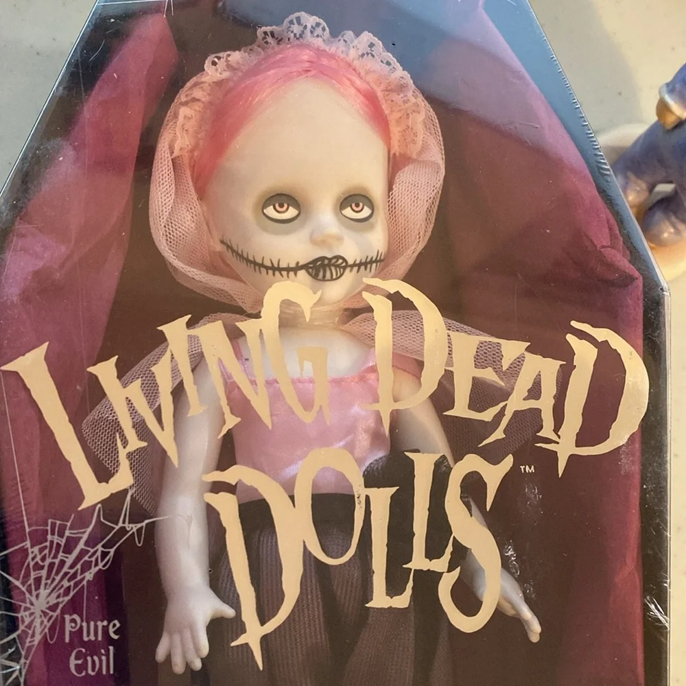 Living Dead Dolls Series 28 Sweet 16 Party Tina Pink RARE
